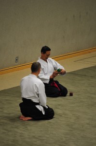 Meister Asai erhält die Würfel.